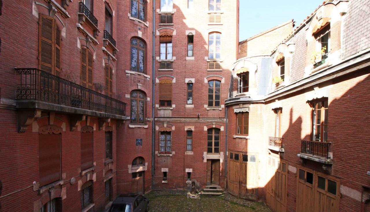 Toulouse - Alsace Lorraine - Languedoc-Place Du Salin-Museum Histoire Naturelle- Jardin Des Plantes-Musee Augustins- Palais De Justice Station Metro Carmes Ligne B Экстерьер фото